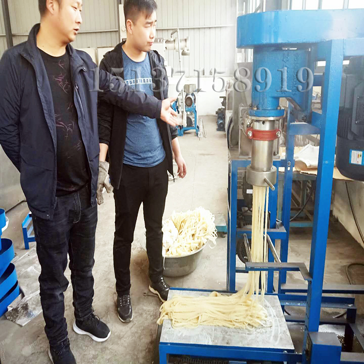全自動牛筋面機試機現(xiàn)場 全自動牛筋面機試機現(xiàn)場