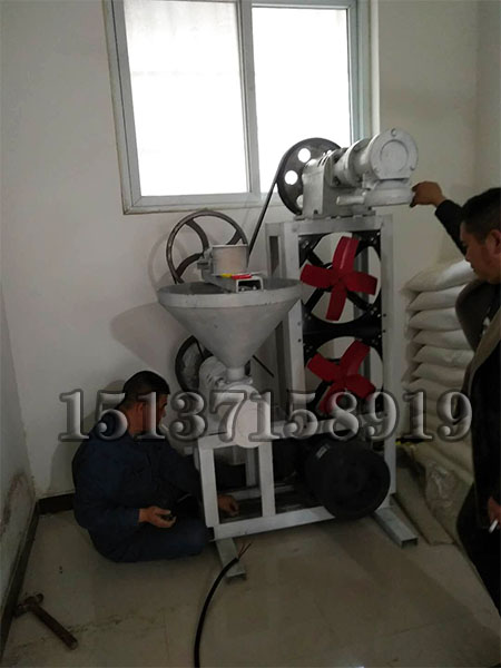 多功能米線機(jī)安裝現(xiàn)場(chǎng) 多功能米線機(jī)安裝現(xiàn)場(chǎng)