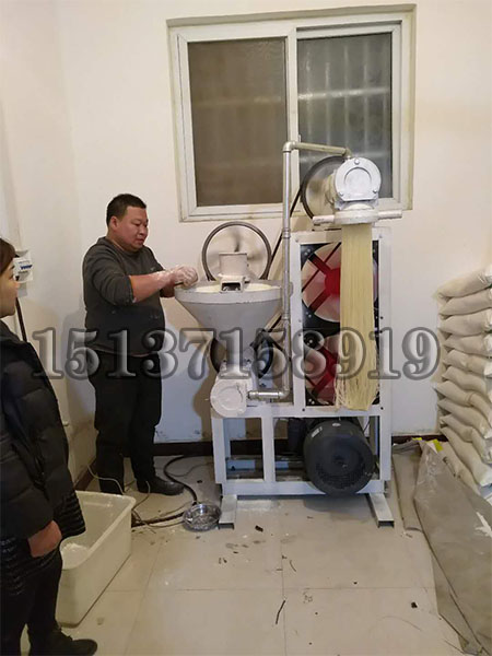 多功能米線機(jī)試機(jī)現(xiàn)場(chǎng) 多功能米線機(jī)調(diào)試現(xiàn)場(chǎng)