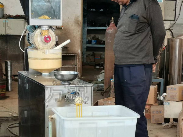 多功能雜糧面條機試機現場